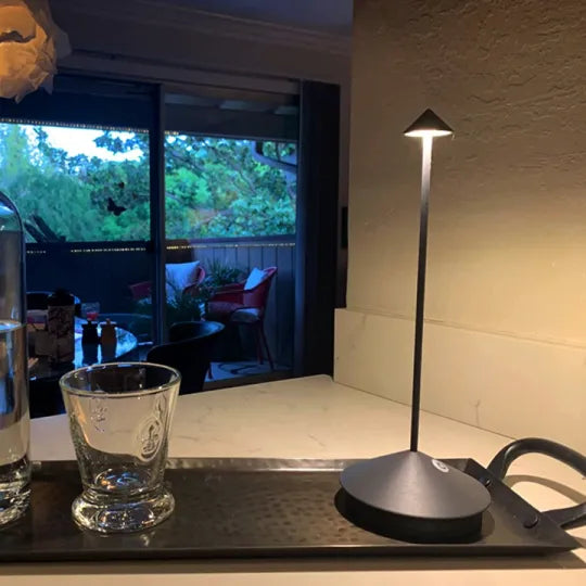 Trådløs LED Bordlampe – Justerbar Lysstyrke, Vandafvisende og Moderne Design