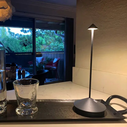 Trådløs LED Bordlampe – Justerbar Lysstyrke, Vandafvisende og Moderne Design